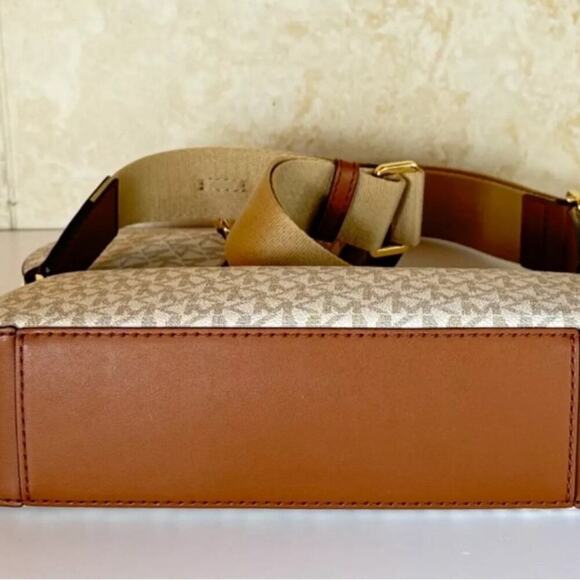 Michael Kors White/Tan Jet Set Logo Crossbody Bag Case for Apple AirPods Pro - Picture 12 of 13